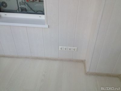 Пластиковое остекление лоджии 6х1,6 м, обшивка пластиковыми .