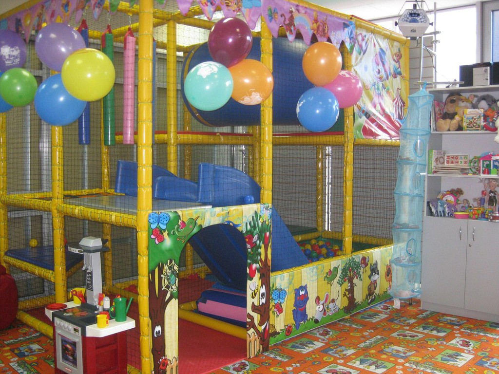 Базар набережные челны. Игровая зона Тайфун Набережные Челны. Детские игровые комнаты для дня рождения. Игровая комната сказка. Детская комната с игровой комнатой для день рождения.