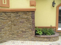 фасад и цоколь из природного камня