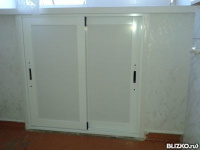Холодильник под окном с раздвижными дверками 840x880 мм