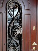 Установка металлических входных дверей с коваными элементами