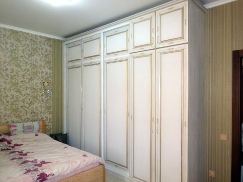 Шкаф для спальни, фасады рамочные МДФ, цвет Белый с золотом