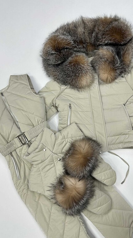 Зимний костюм для прогулок до -35 градусов: полукомбинезон и короткая куртка с большим натуральным мехом блюфроста crist