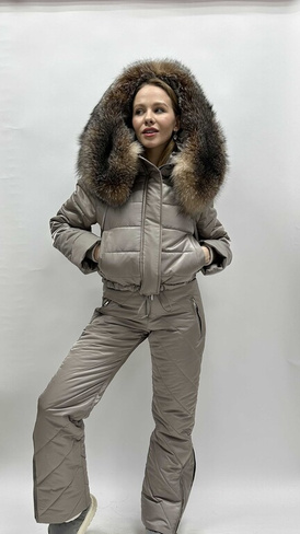 Бежевый зимний костюм до -35 градусов с большой меховой отделкой из блюфроста cristal - Дополнительно широкий пояс на кн