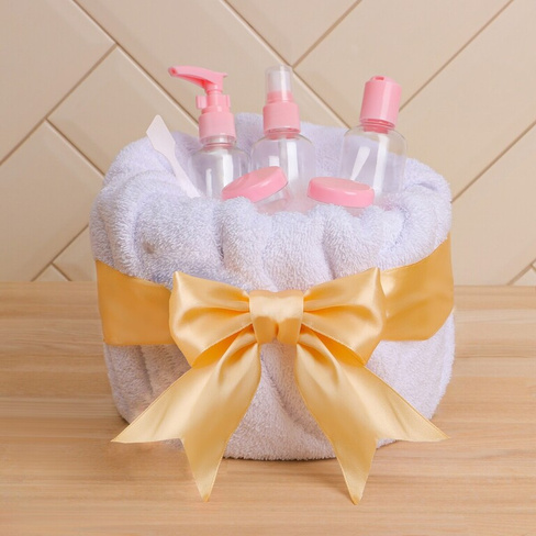 Набор банный, в косметичке, 7 предметов (полотенце 70 × 140 см, бутылочки 3 шт, баночки 2 шт, лопатка), цвет белый/розо
