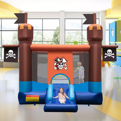 Надувной прыгающий замок в пиратском стиле с большой площадкой для прыжков и вентилятором мощностью 735 Вт. Slickblue